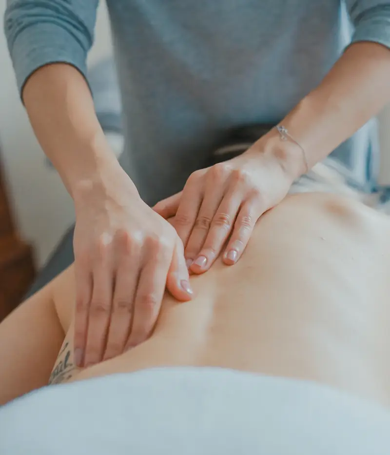 Terapeuta realizando un masaje en la espalda